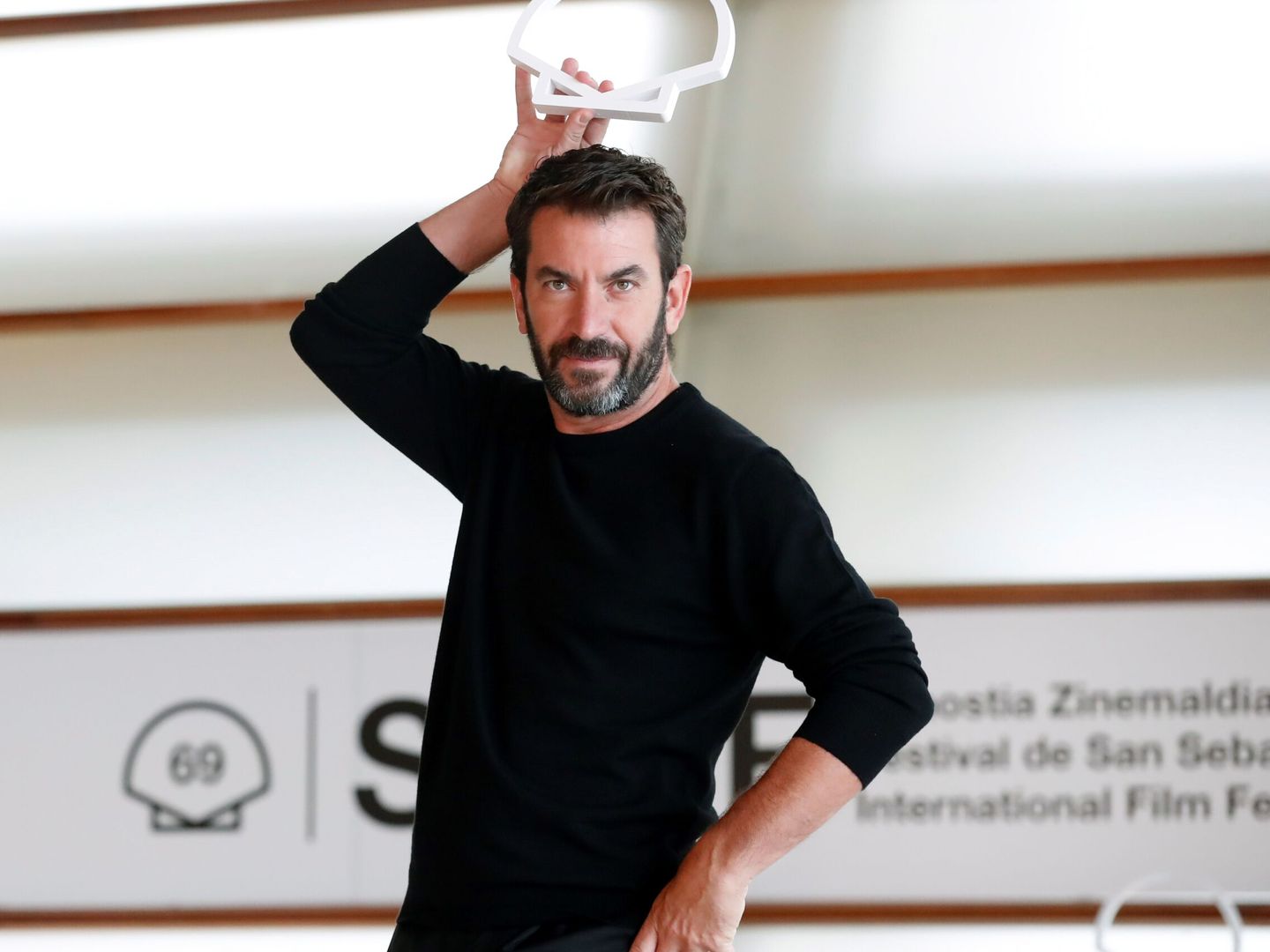 Arturo Valls posa, en el Festival Internacional de Cine de San Sebastián. (EFE/Juan Herrero) 