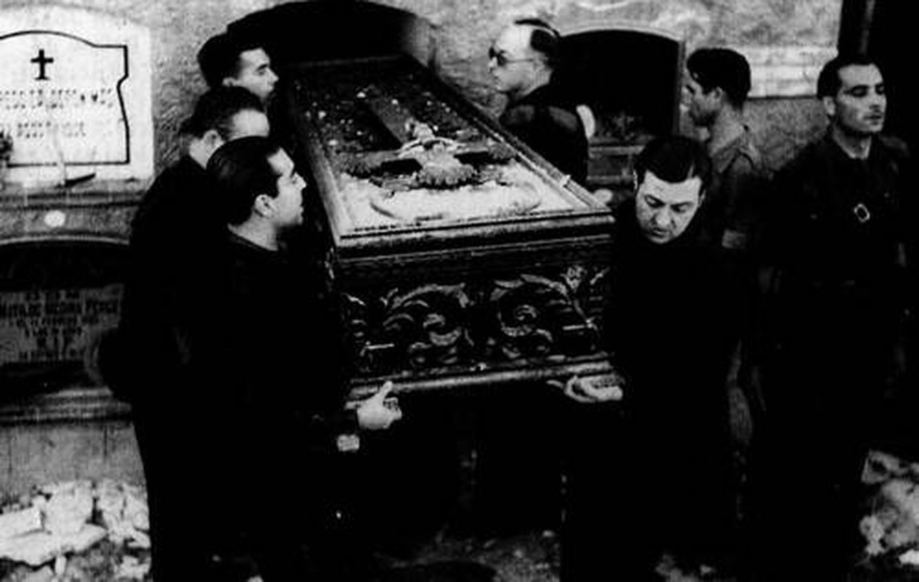 La exhumación del nicho del cementerio de Alicante.