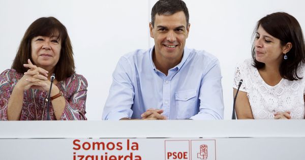 Foto: Pedro Sánchez, flanqueado por Cristina Narbona y Adriana Lastra, este 4 de septiembre en la reunión de la ejecutiva del PSOE. (EFE)