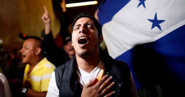 Foto: Un partidario del candidato opositor Salvador Nasralla canta el himno nacional tras conocerse los primeros resultados electorales. (Reuters)