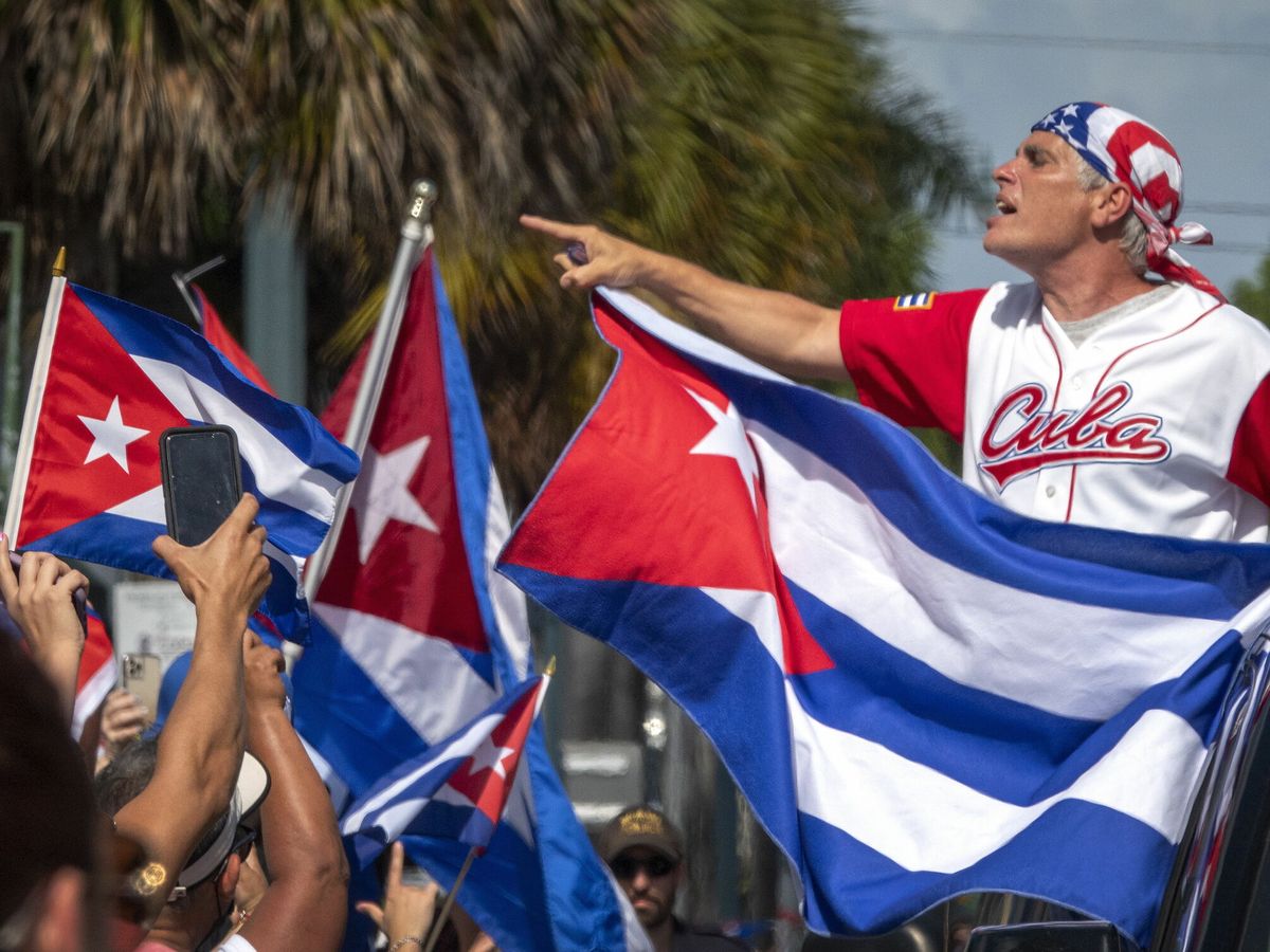 Foto: Cubanos asisten a una manifestación de apoyo a los manifestantes en Cuba, frente al restaurante cubano Versailles en Miami, Florida. (EFE)