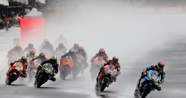 Foto: La carrera de Moto GP, bajo la lluvia. (EFE) 