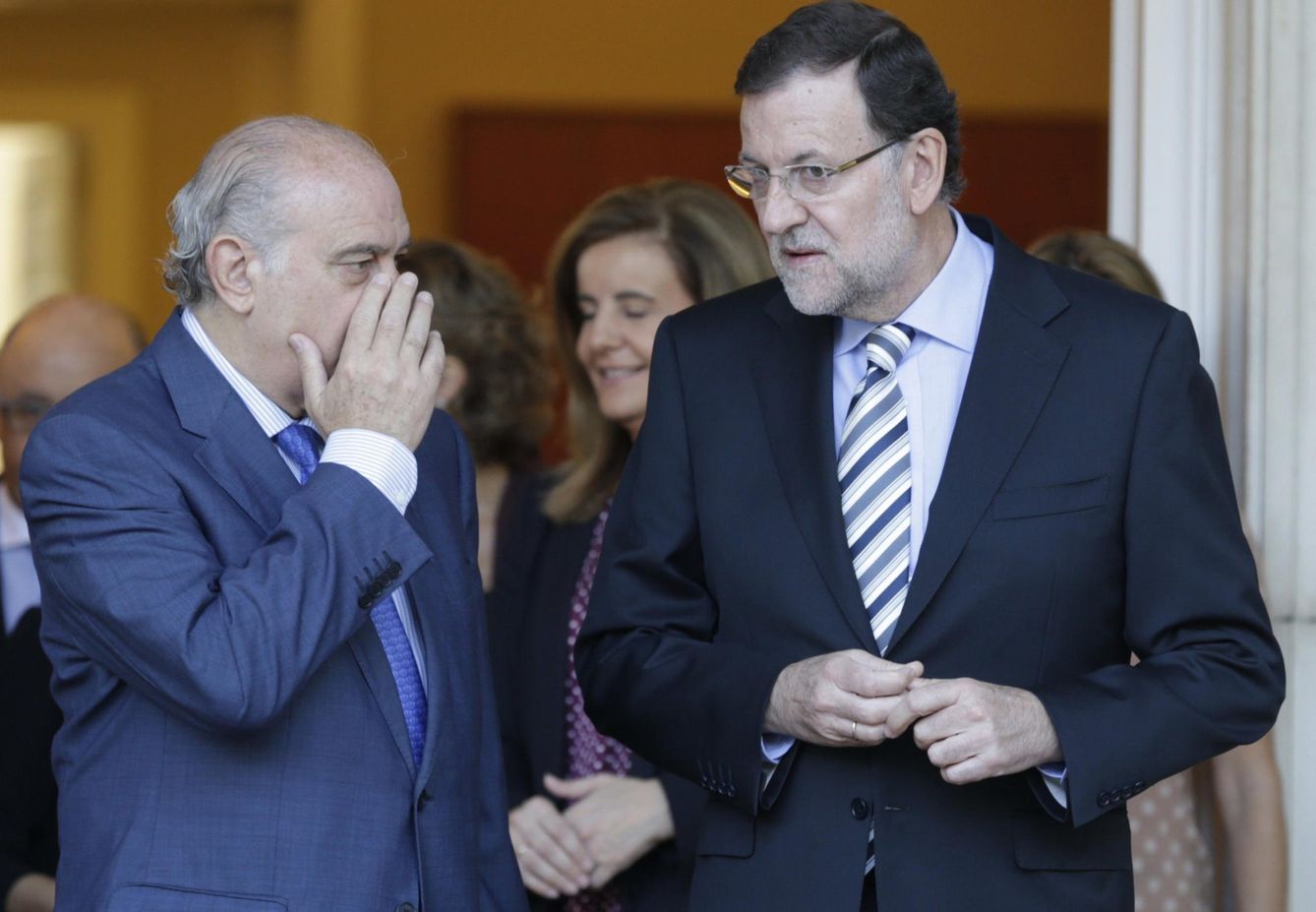 El presidente del Gobierno, Mariano Rajoy, conversa con el ministro de Interior, Jorge Fernández Díaz. (EFE)