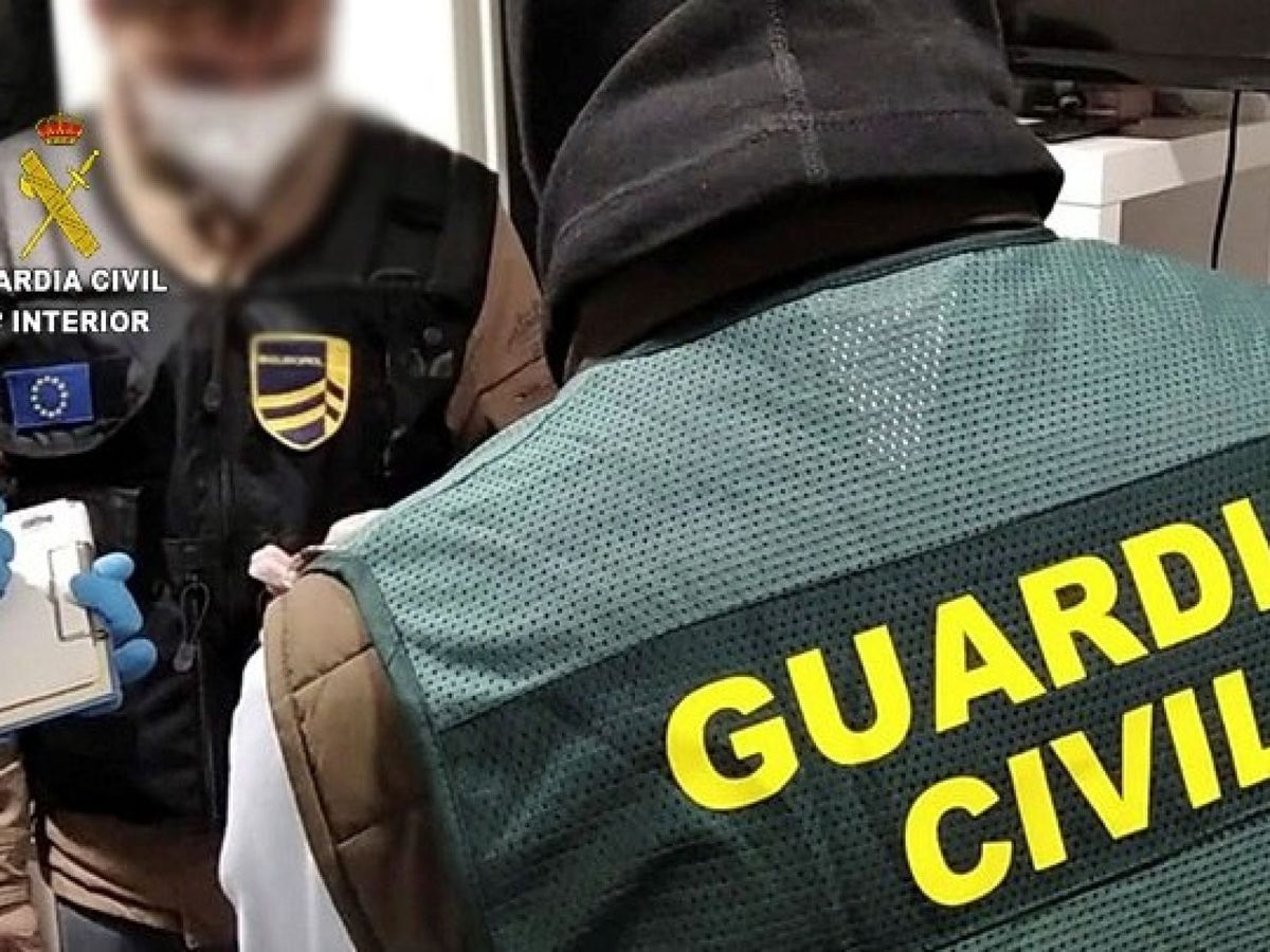 Foto: Miembros de la Guardia Civil durante la detención este viernes en Madrid a un presunto miembro de Dáesh. (EFE/Oficina de Prensa de la Dirección General de la Guardia Civil)