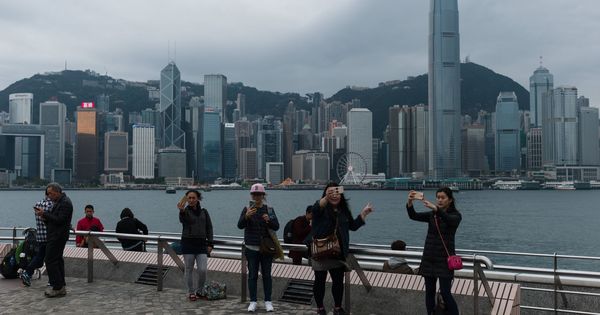 Foto: Turistas fotografiándose en el puerto de Victoria Harbour en Hong Kong. (EFE)