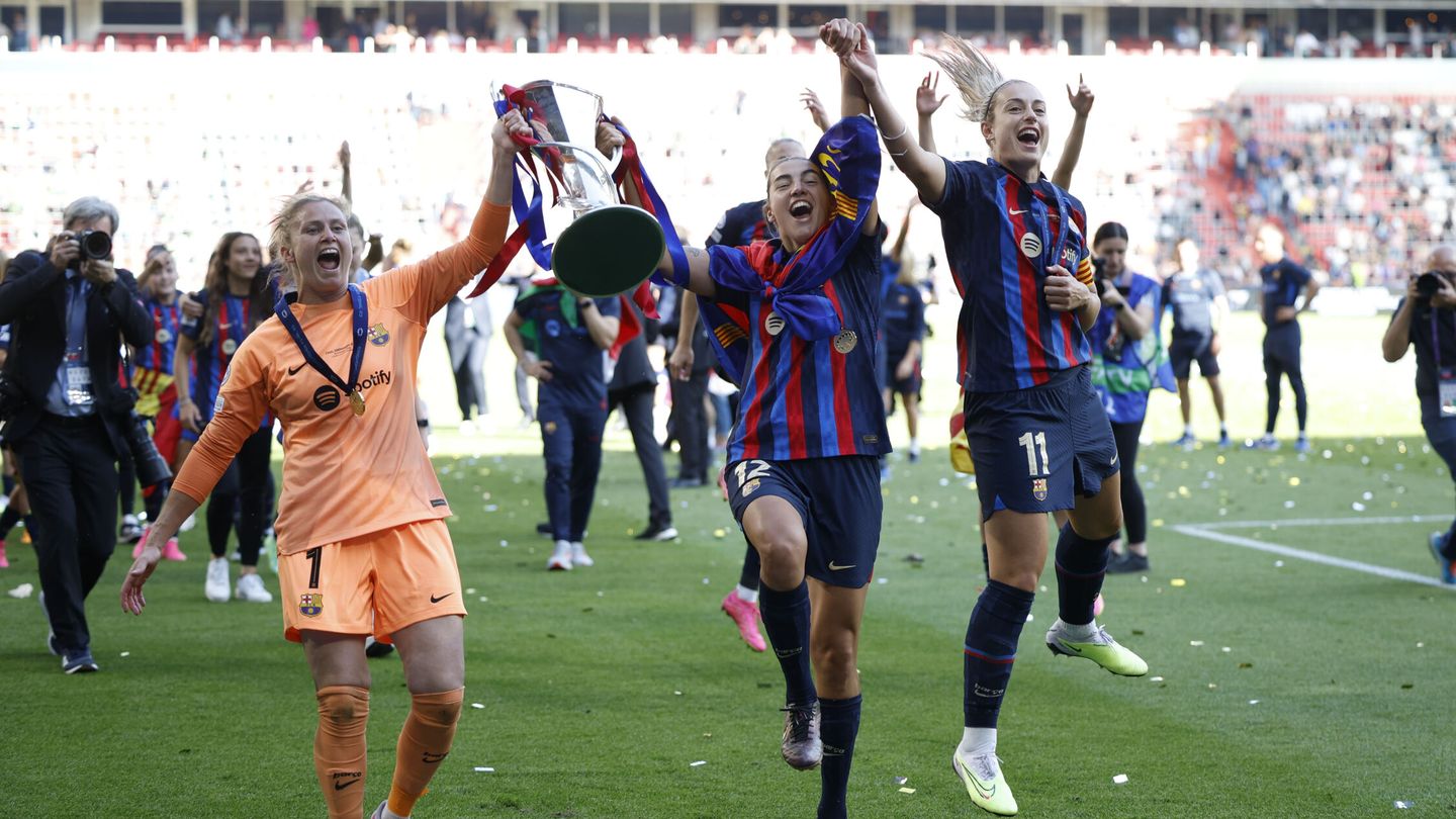 Sandra Paños celebra la Champions League. (EFE/Alberto Estévez)