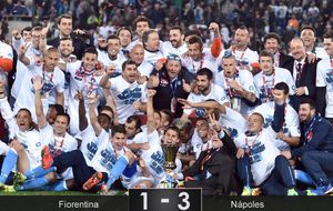 Un Nápoles conservador y vertical alzó la Copa ante la Fiorentina