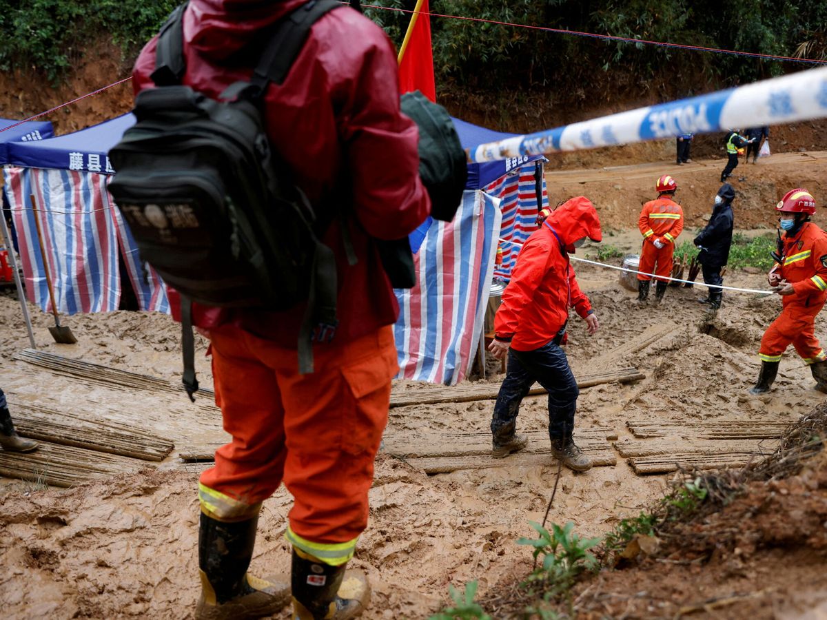Foto: Rescatistas en la zona del accidente en Wuzhou, China. (Reuters/ Carlos García)