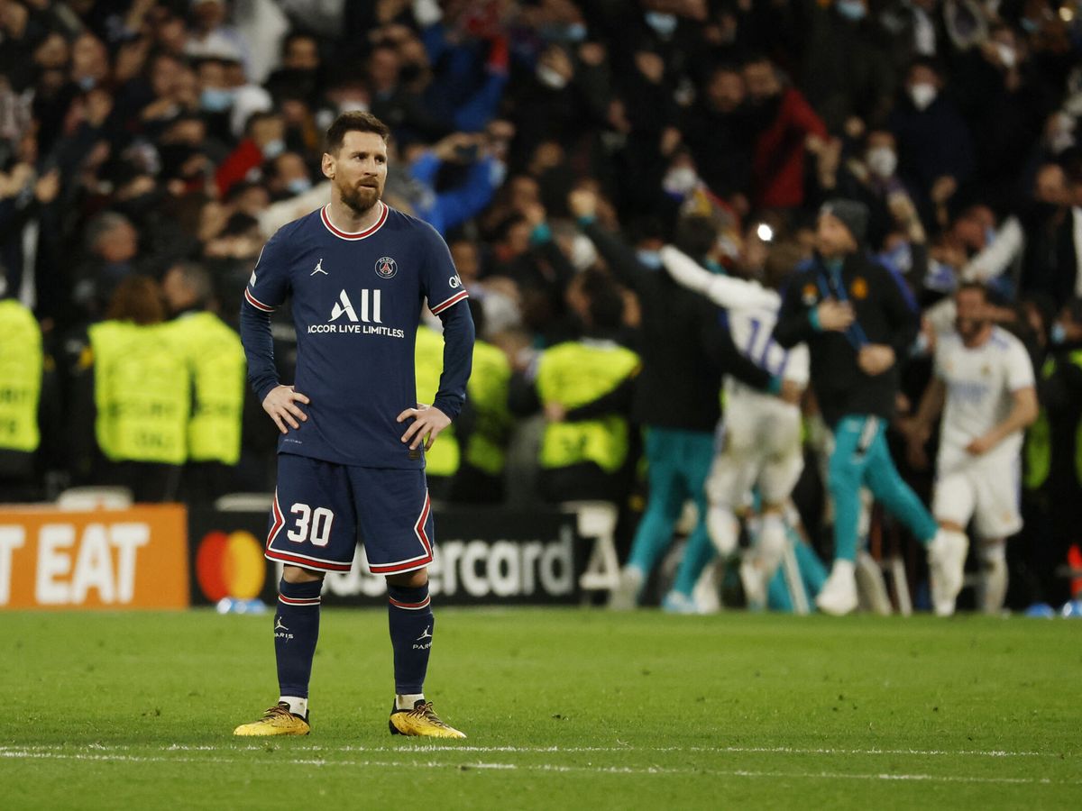 Foto: Messi, cabizbajo tras la remontada del Madrid. (Reuters/Juan Medina)