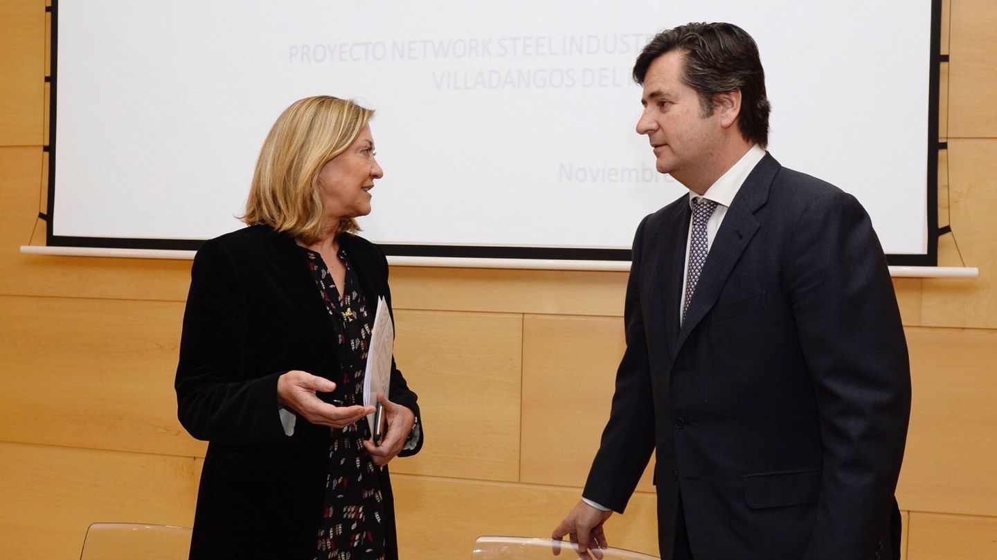 La consejera de Economía de CyL, Pilar del Olmo, conversa con el presidente de Network Steel. (EFE)