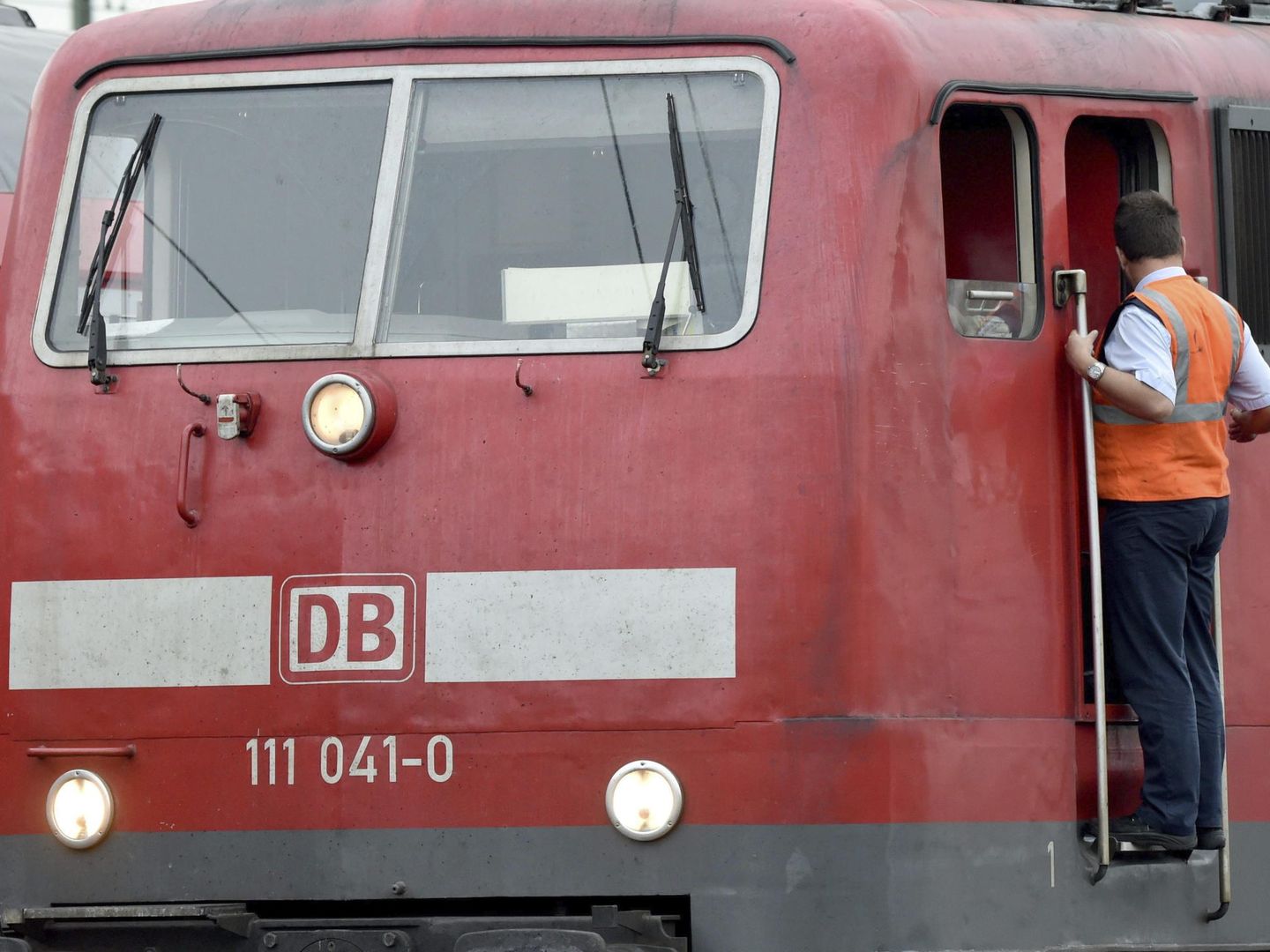 Cabina de una locomotora en Alemania. (Reuters)