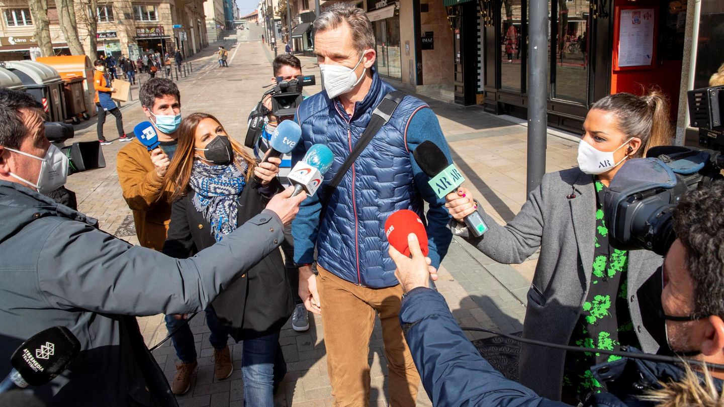 Iñaki Urdangarin, a la salida de su trabajo en Vitoria abordado por la prensa. (EFE/David Aguilar)