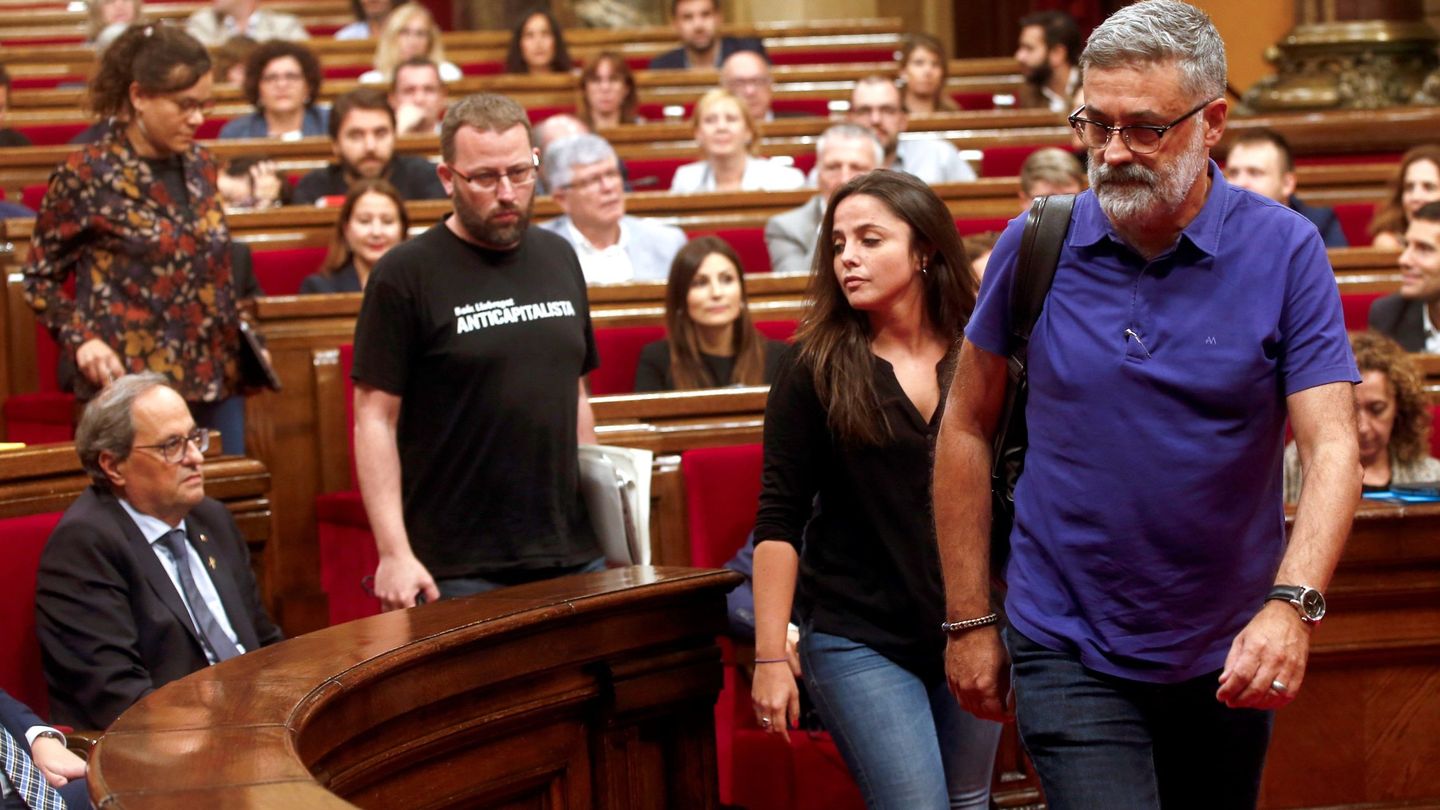 Los cuatro diputados de la CUP Carles Riera(d) , Maria Sirvent (2d), Vidal Aragonés (2i) y Natalia Sánchez (i) abandonan el hemiciclo del Parlament. (EFE)