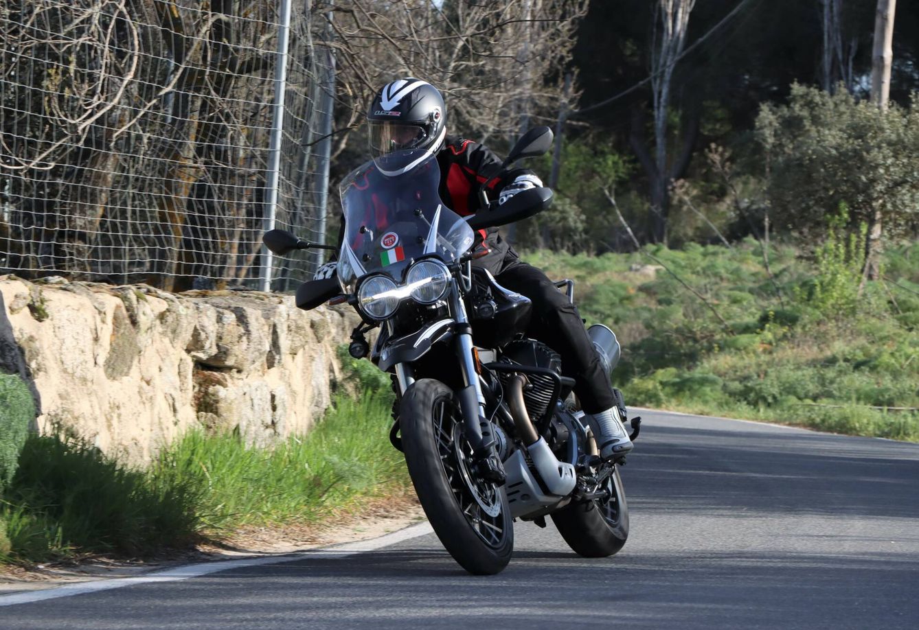 La Moto Guzzi V85 TT Guardia d’Onore se distingue por su elegancia.