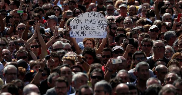 Foto:  Una imagen del minuto de silencio en la plaza de Cataluña. (Reuters)