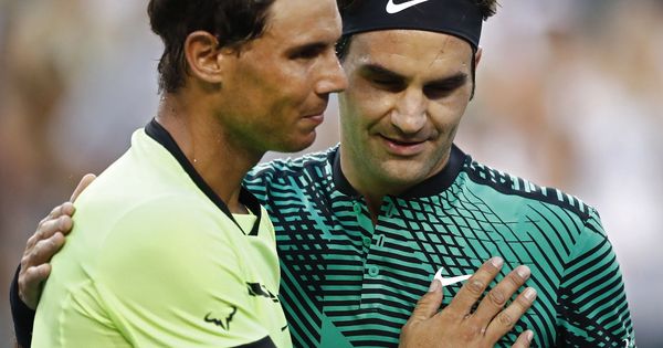 Foto: Roger Federer (d) saluda a Rafael Nadal después de vencerlo. (EFE)
