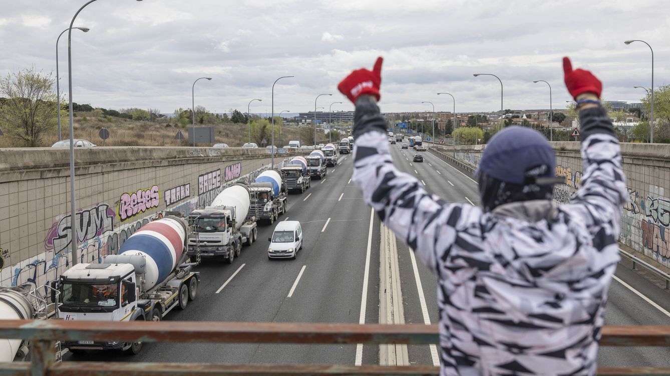 Foto: Marcha lenta de los camioneros en Madrid. (EFE/Rodrigo Jiménez)