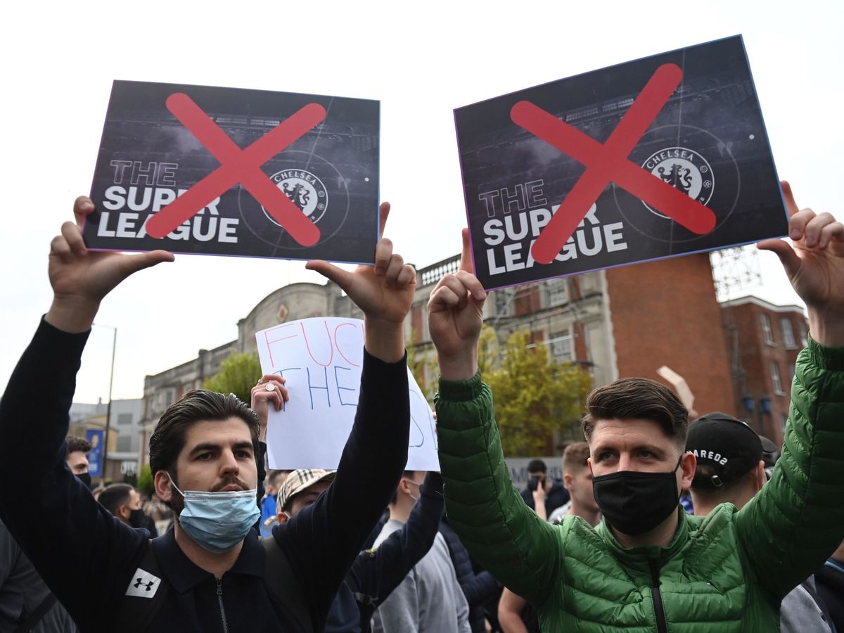 Foto: Protestas en Londres contra la Superliga de fans del Chelsea. (EFE)