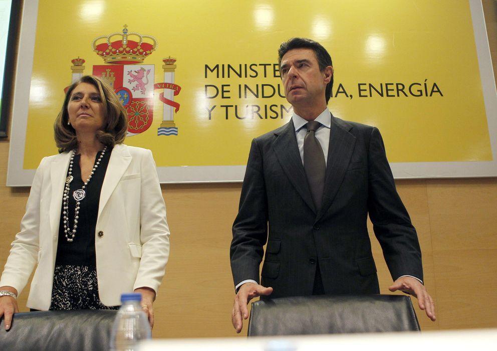 Foto: El ministro de Industria, Energía y Turismo, José Manuel Soria (d), y la secretaria general de Industria y de la PYME, Begoña Cristeto (i) (Efe)