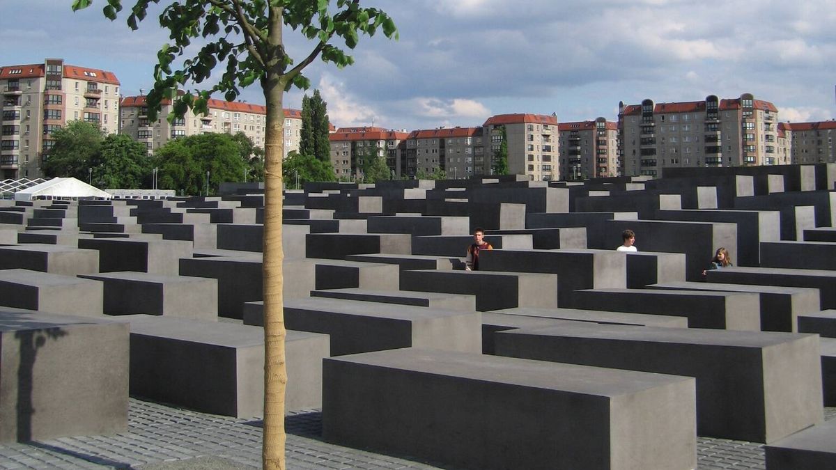 Dos agentes alemanes imputados por hacer fitness en el memorial del Holocausto