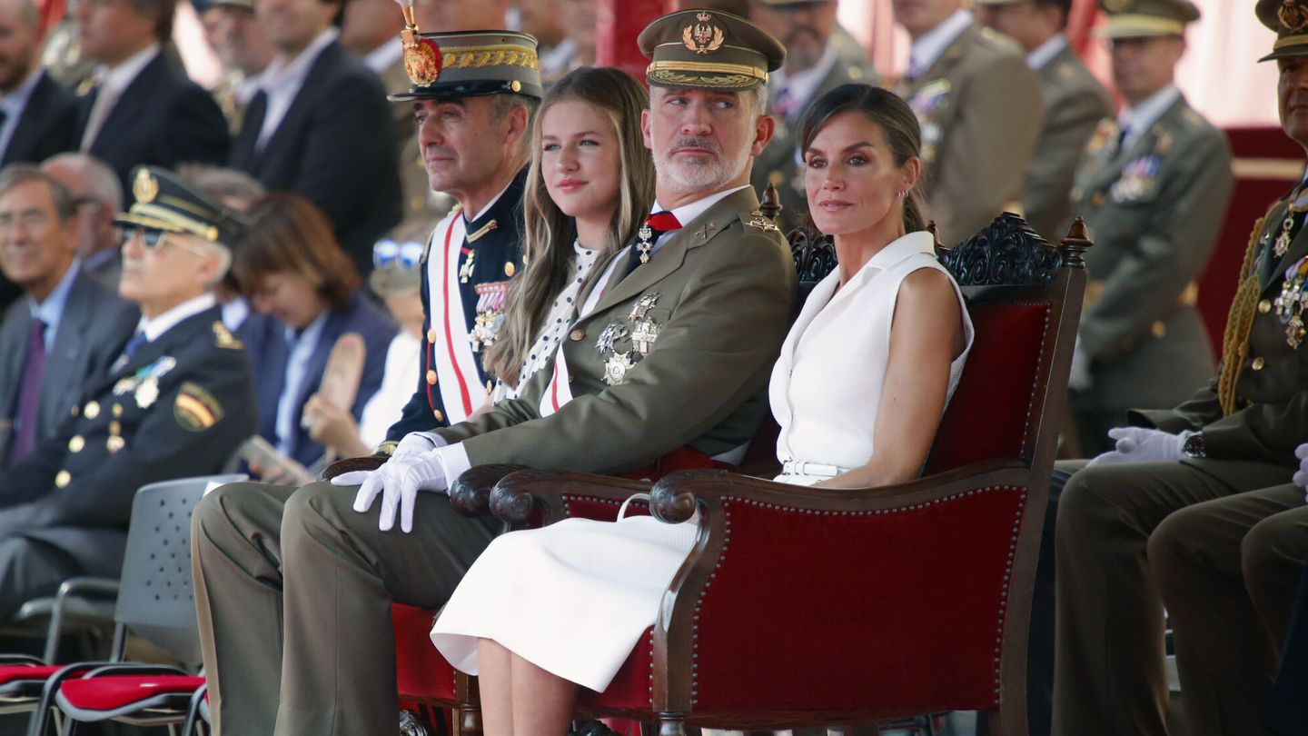 Los reyes Felipe y Letizia, junto a la princesa Leonor y el director general de la Academia General Militar de Zaragoza, Manuel Pérez López. (EFE/Javier Cebollada)