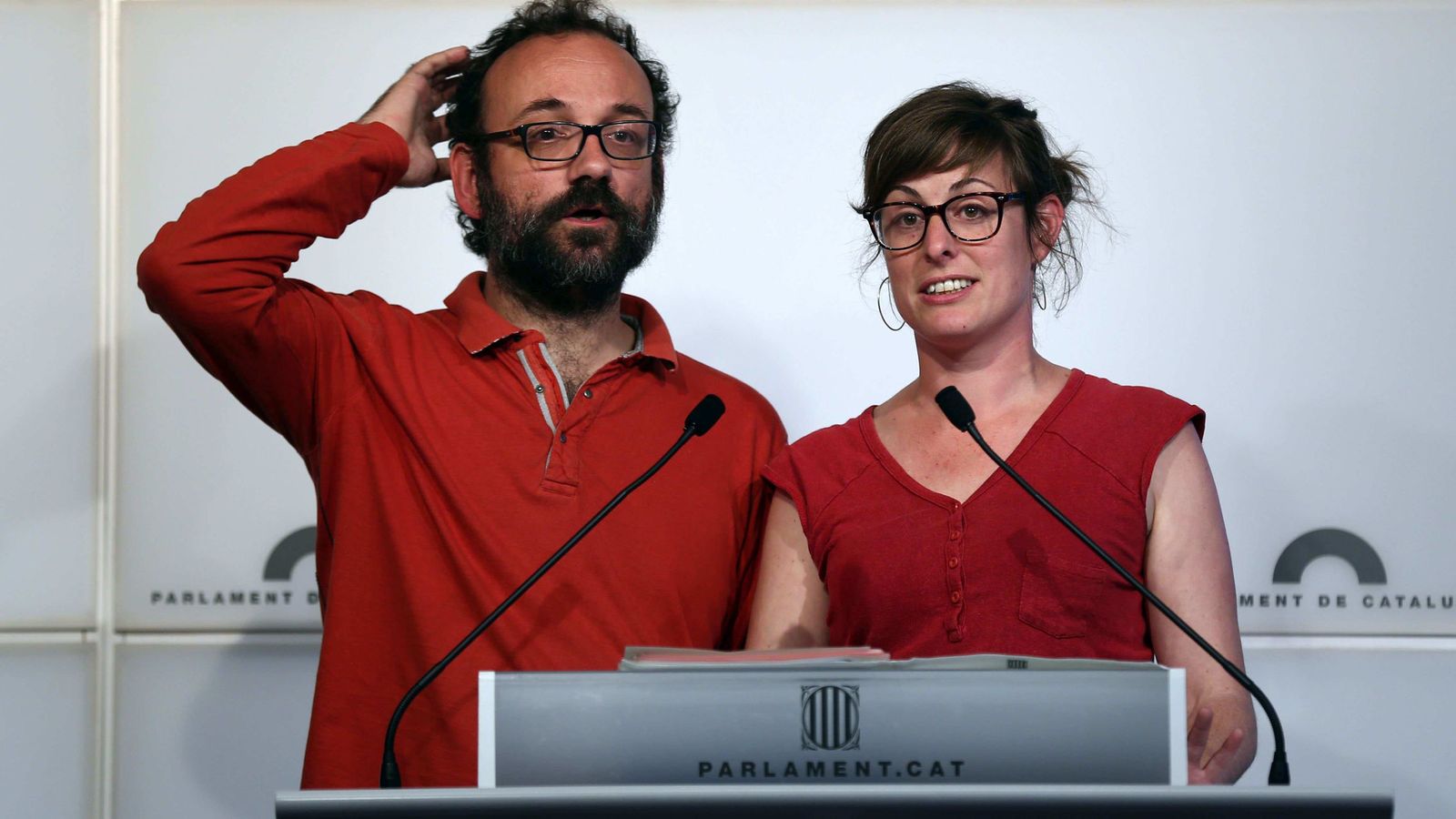 Foto: Rueda de prensa de los diputados de la CUP Benet Salellas y Mireia Vehí. (EFE)