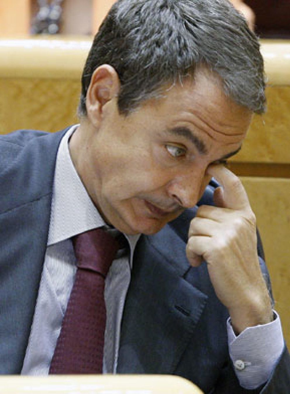 Foto: Nueva reprimenda de 'El País' a Zapatero por los "modos presidencialistas" ante la crisis
