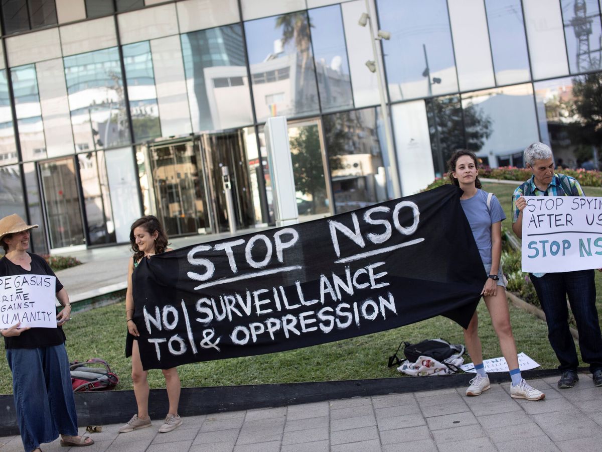 Foto: Protesta en el exterior de la sede de NSO, cerca de Tel Aviv, Israel. (Reuters)