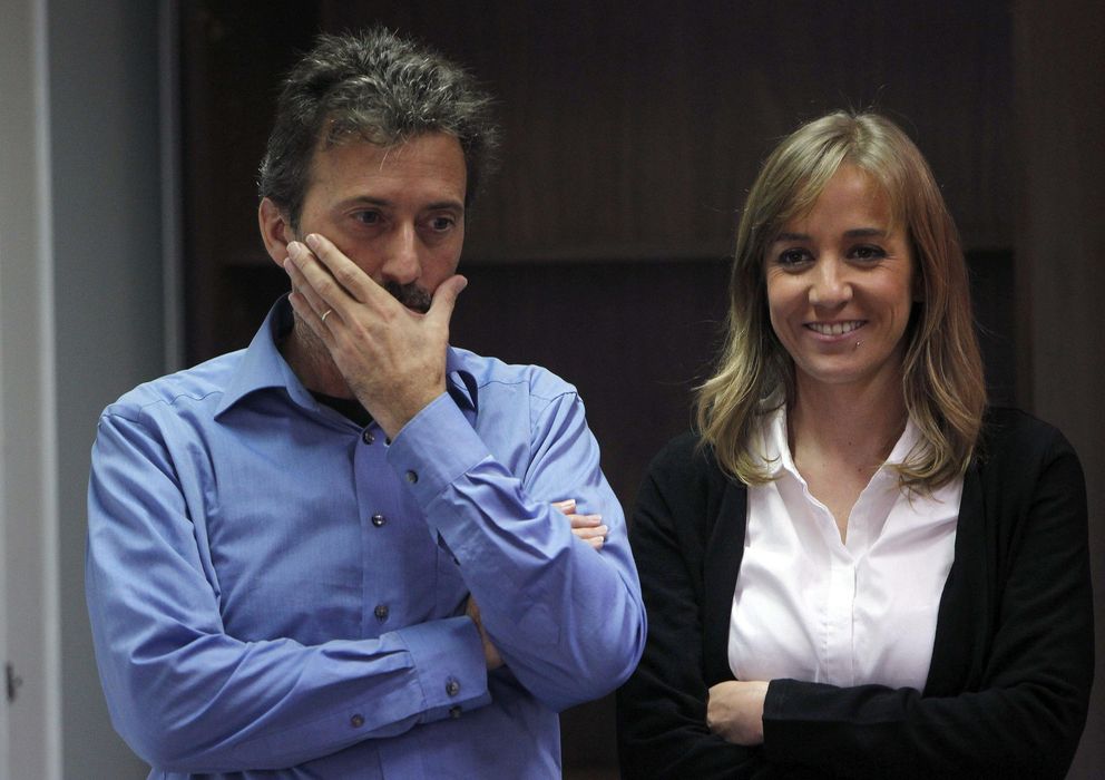 Foto: Tania Sánchez y Mauricio Valiente, miembros de la corriente crítica de IU en Madrid. (Efe)