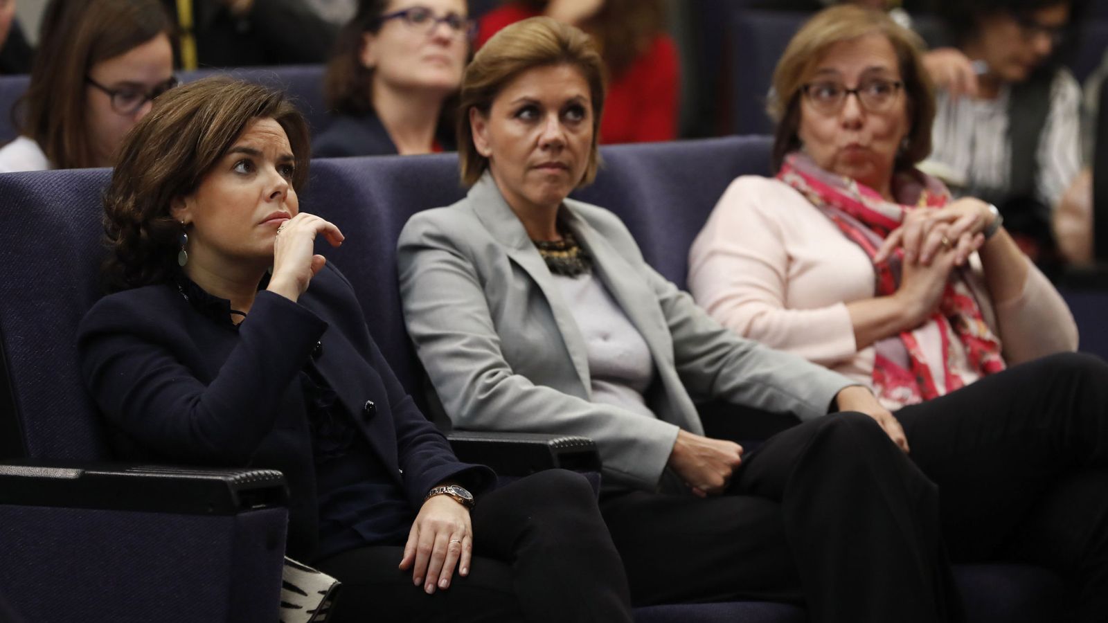 Foto: La vicepresidenta del Gobierno, Soraya Sáenz de Santamaría (i), junto a María Dolores de Cospedal, ministra de Defensa. (EFE)