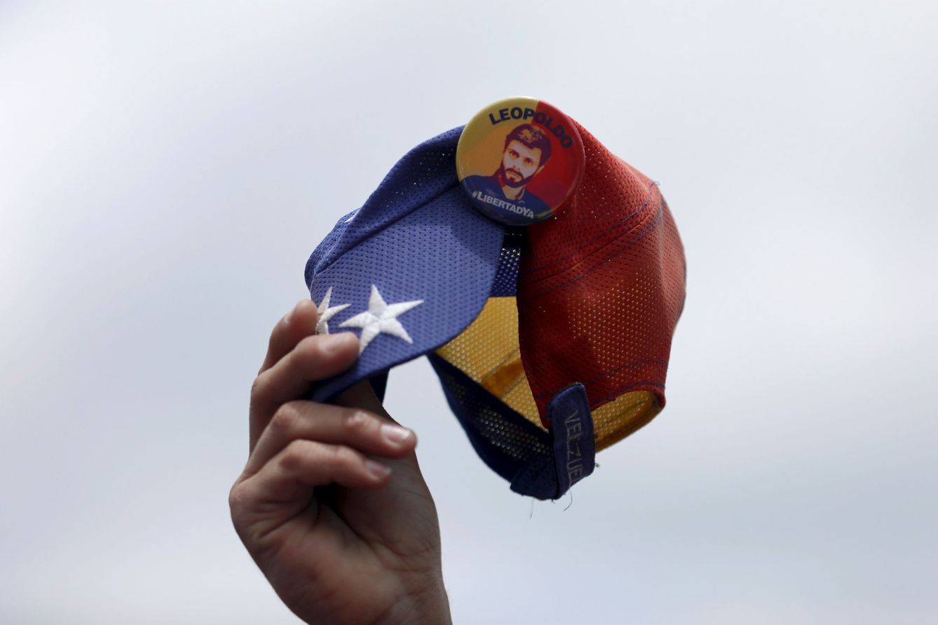 Gorra con la bandera venezolana y un pin de Leopoldo López. (EFE)