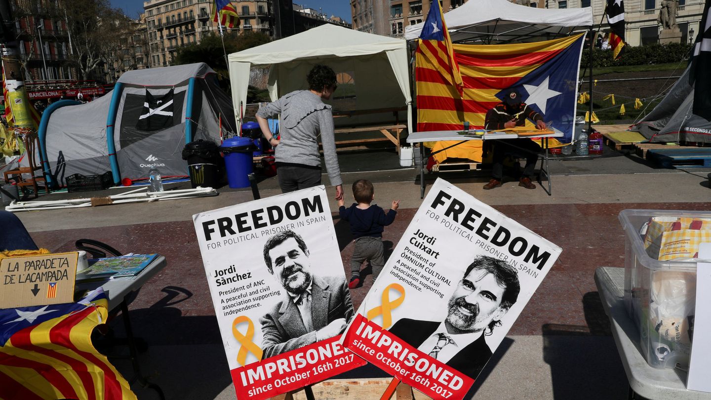 Carteles a favor de Jordi Sànchez y Cuixart. (Reuters)