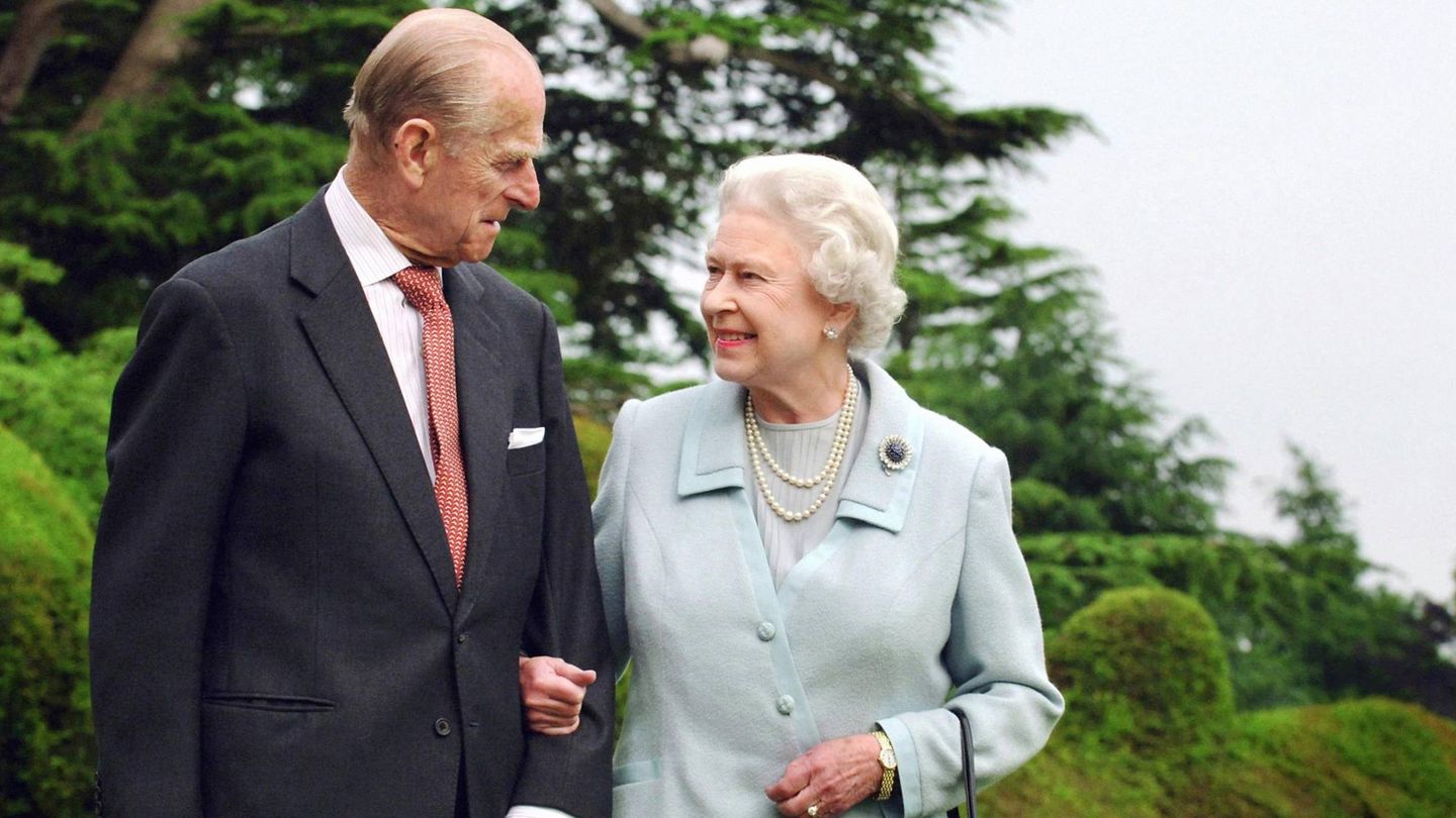La reina Isabel y el duque de Edimburgo, en su 60º aniversario de boda. (Cordon Press)