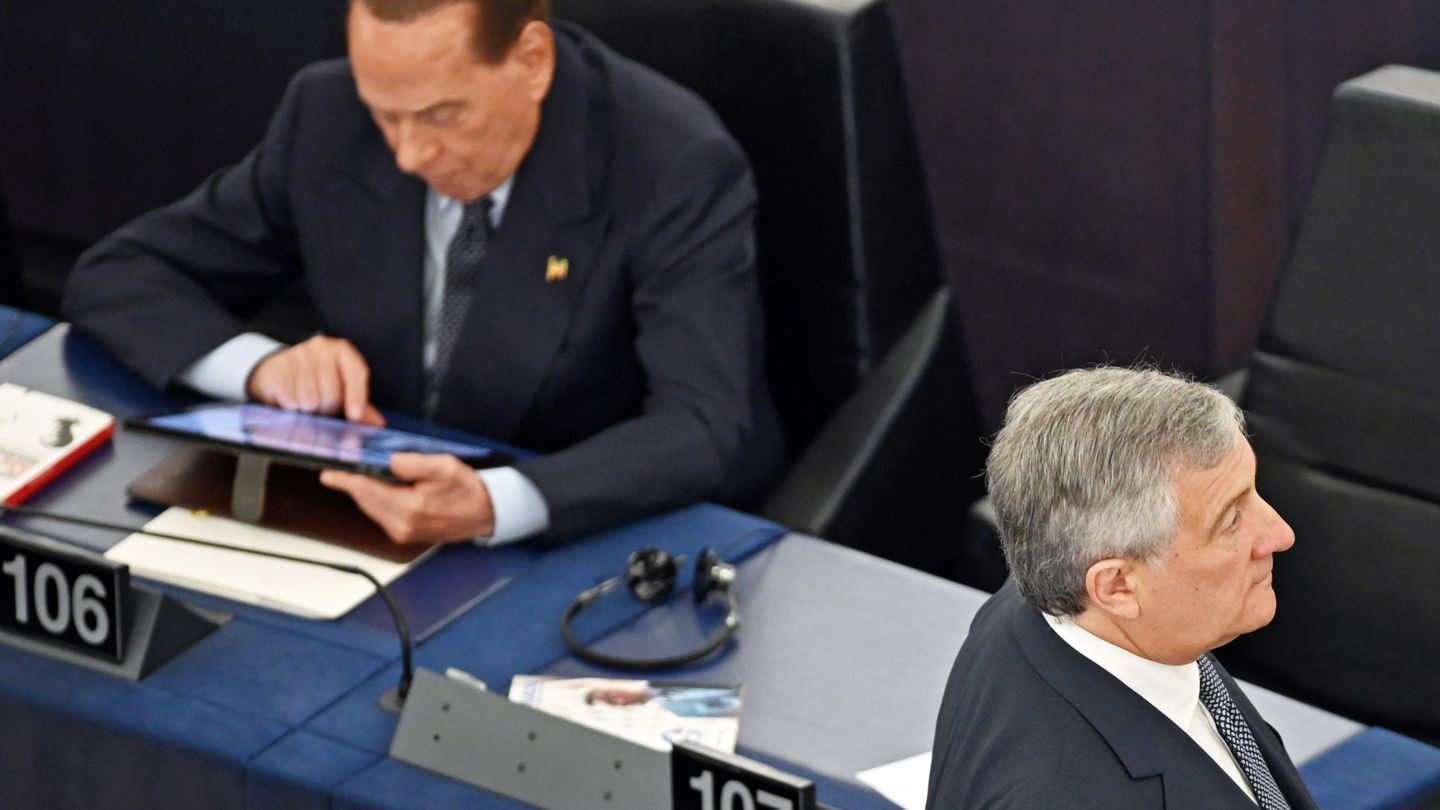 Tajani camina junto al escaño de Silvio Berlusconi en la Eurocámara. (Reuters)