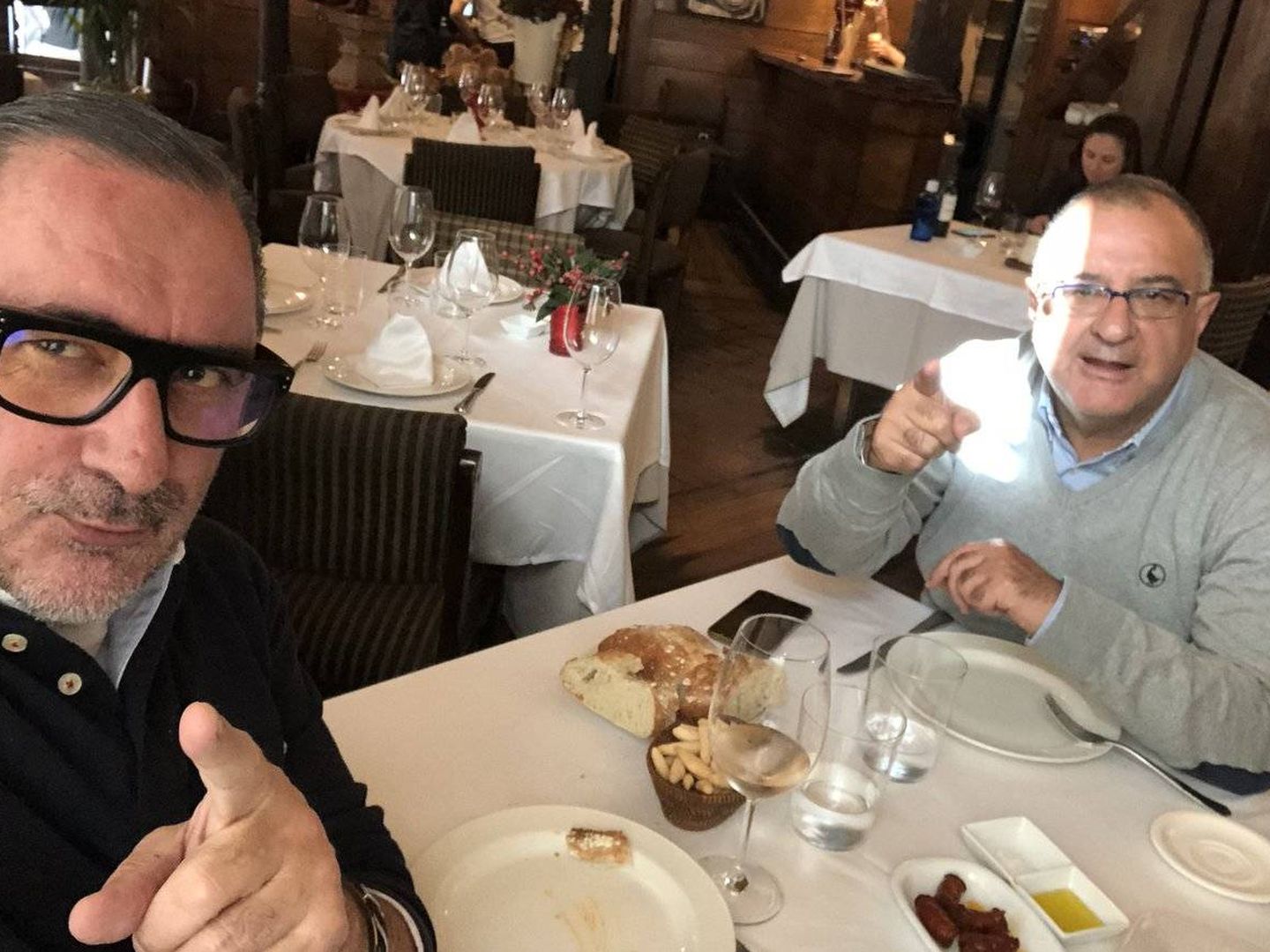 Roberto Gómez, en una comida con Carlos Herrera. (Twitter)