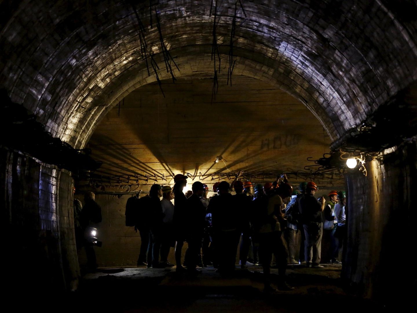 Un grupo de periodistas visita uno de los túneles del proyecto 'Riese', construidos por la Alemania nazi en la región de Walbrzych. (Reuters)