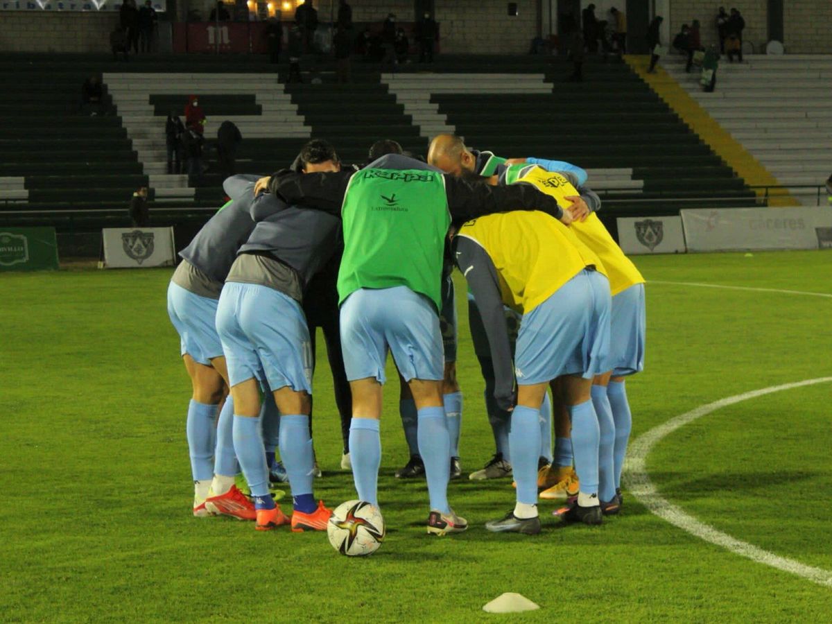 Foto: Los jugadores del Villanovense calientan antes de disputar un encuentro. (@Villanovense)
