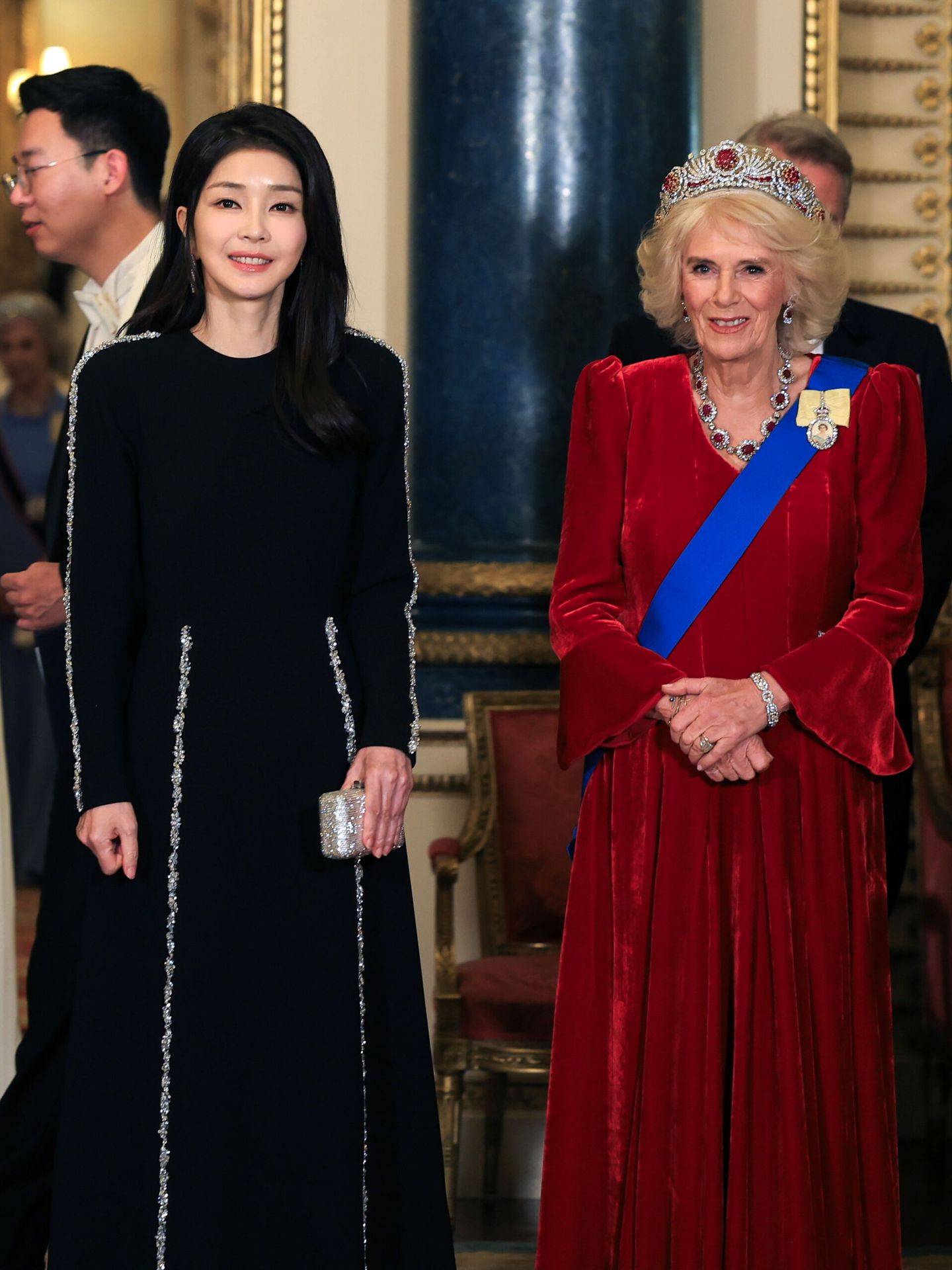 Kim Keon-hee y Camila Parker Bowles en la cena de gala en Buckingham Palace. (EFE/Gobierno de Corea del Sur)