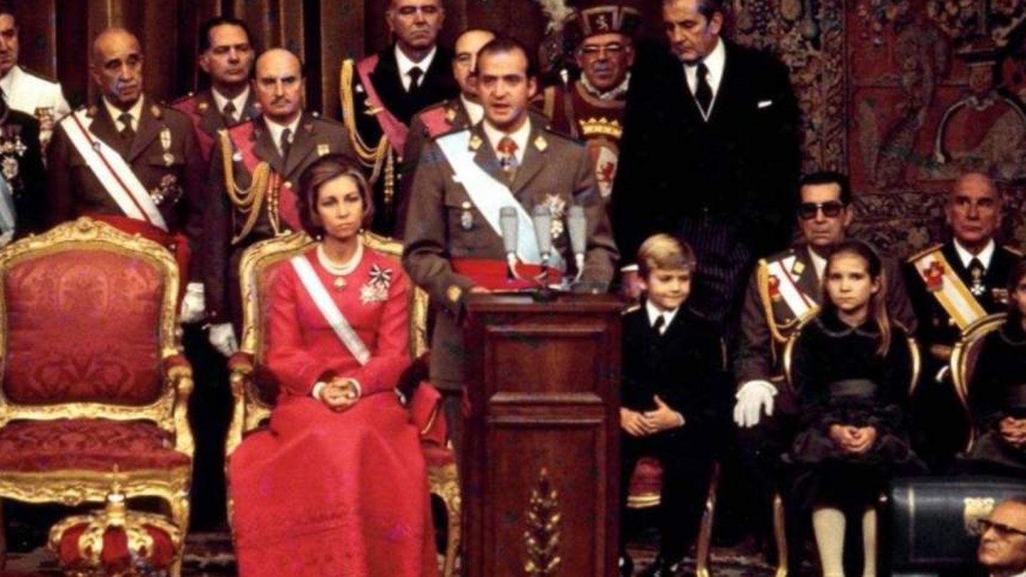 Juan Carlos I es proclamado Rey en el Congreso de los Diputados.