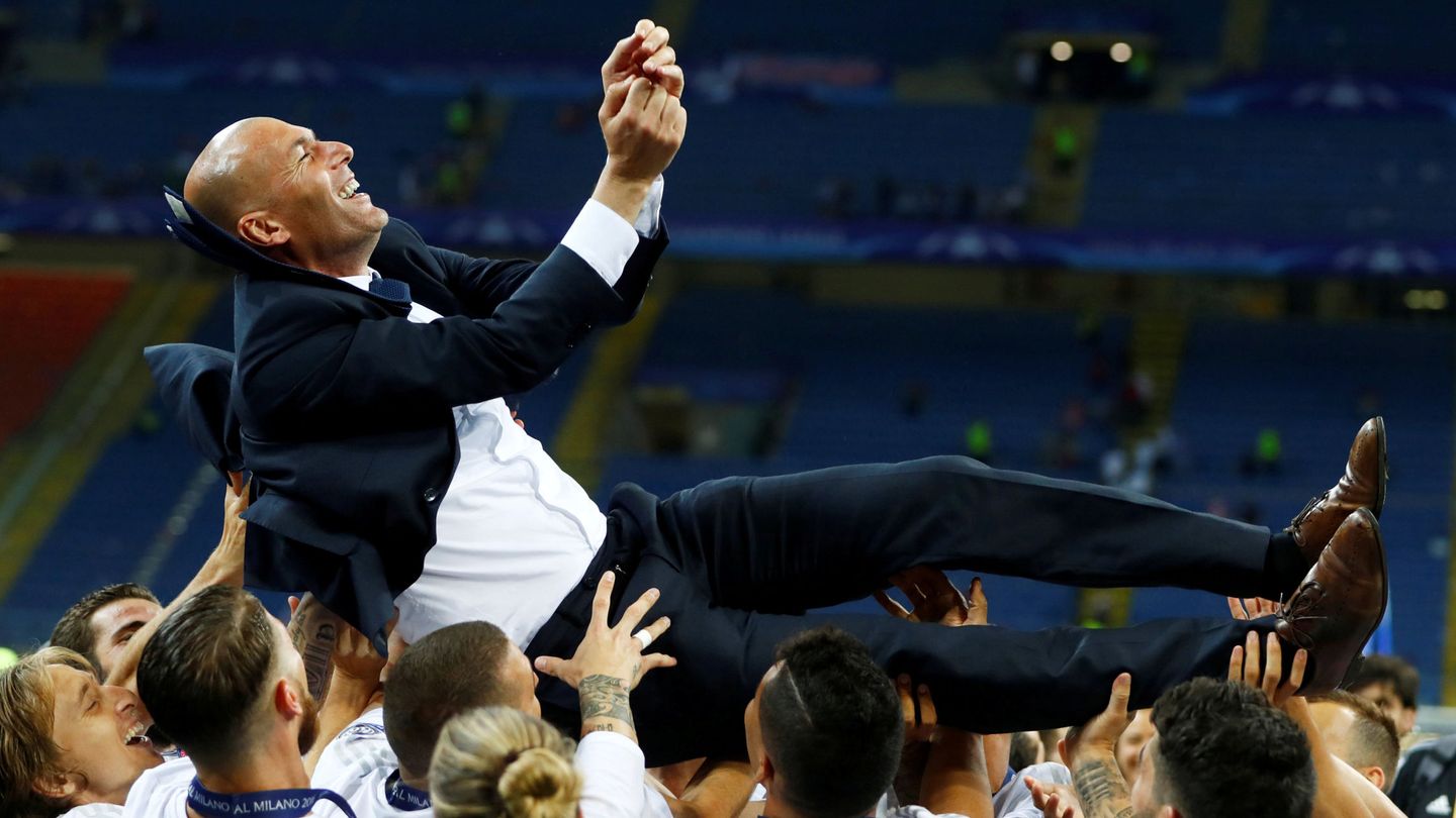 Los jugadores mantean a Zidane tras ganar un título. (Efe)