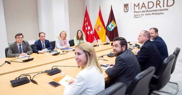 Foto: Los comités negociadores de PP y Ciudadanos en el Ayuntamiento de Madrid. (EFE)