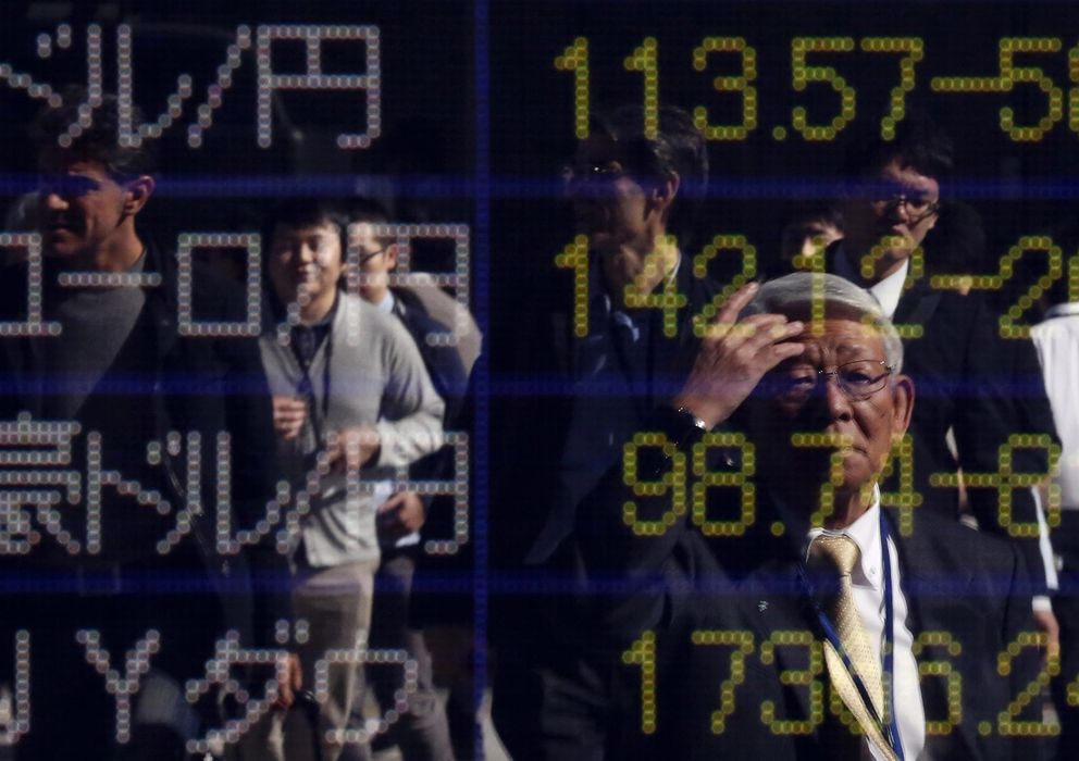 Foto: Ciudadanos japoneses observan la cotización del yen frente al dólar, el euro y el dolar australiano en un panel en el centro de Tokio. (Reuters)
