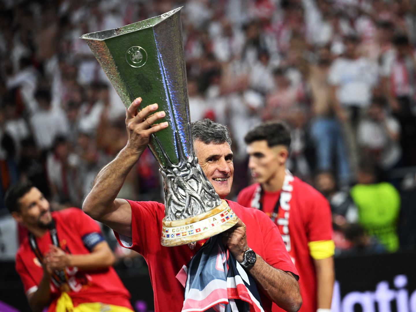 Mendilibar, con el trofeo de la Europa League. (EFE/Luis Díez)