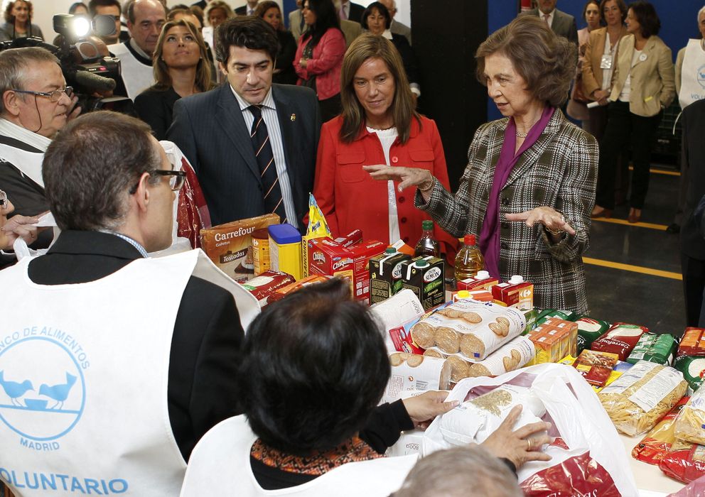 Foto:  La reina Sofía junto a la ministra de Sanidad, Ana Mato (c), y el alcalde de Alcorcón, David Pérez. (EFE)