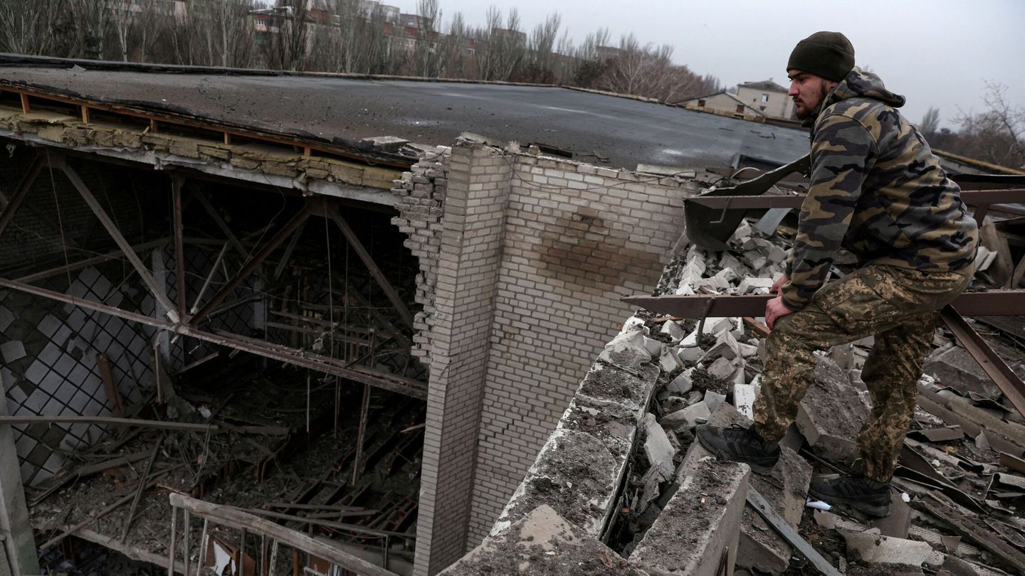 Un soldado ucraniano tras un bombardeo. (Reuters)