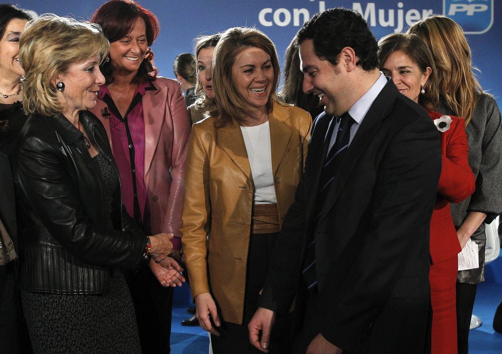 Foto: Fotografía de archivo de la secretaria general del PP, María Dolores de Cospedal (3i), y Juan Manuel Moreno. (EFE)