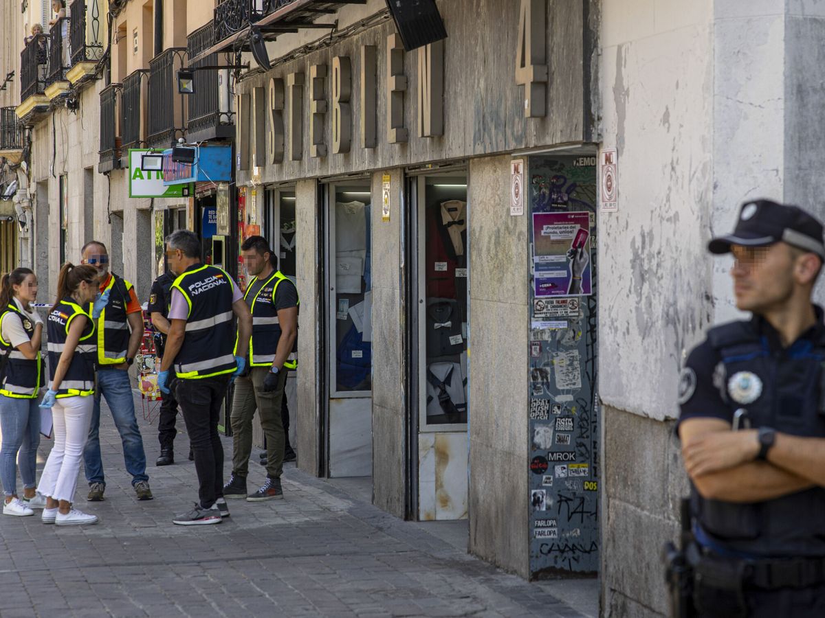 Foto: Agentes de la Policía Nacional investigan un homicidio en una tienda de ropa. (EFE/Daniel González)