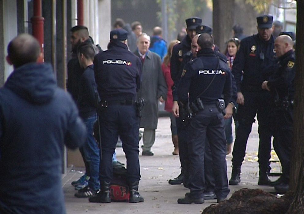 Foto: Imagen de televisión de efectivos de la Policía Nacional con algunos de los detenidos en la reyerta en Madrid Río. (EFE)