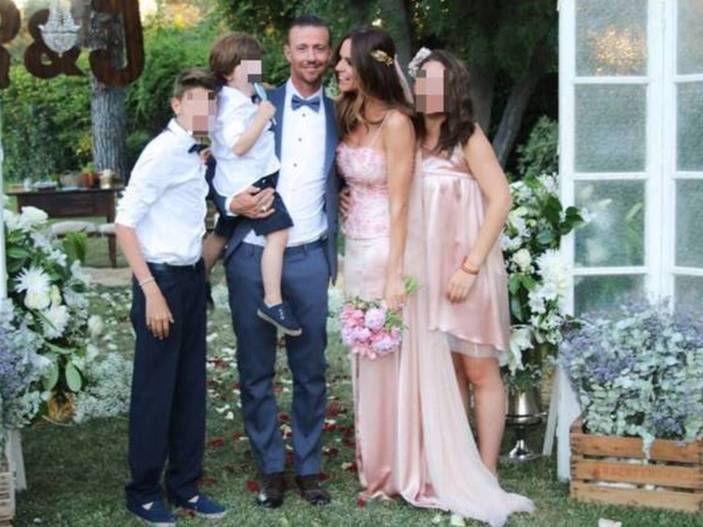 La foto de familia de Guti y Romina en su boda (Twitter)