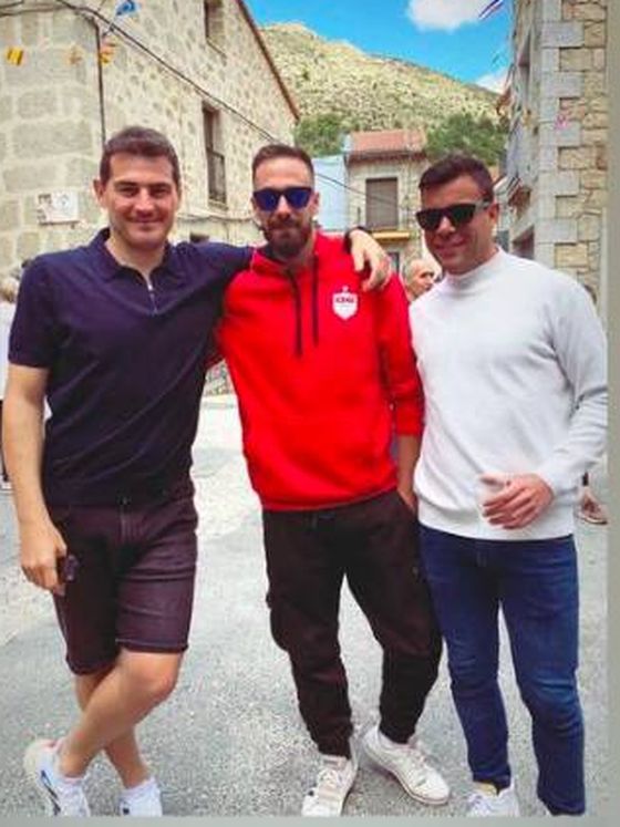 Iker Casillas posa junto a sus amigos. (@ikercasillas)
